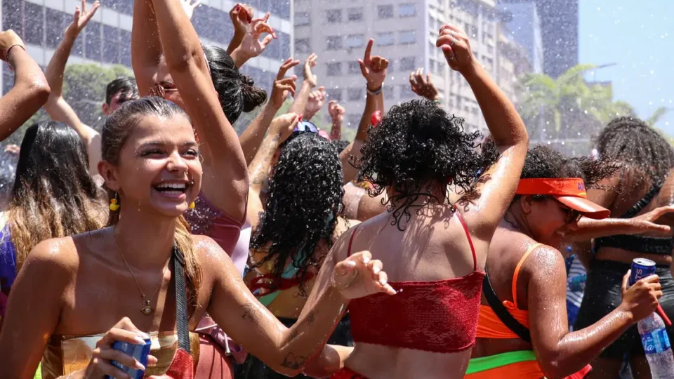 Carnaval deve ser marcado por calor intenso e chuvas; veja a previsão para os próximos dias