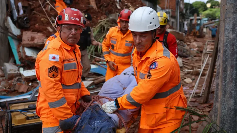 Chega a 68 o número de mortos após chuvas na Zona da Mata, em Minas Gerais