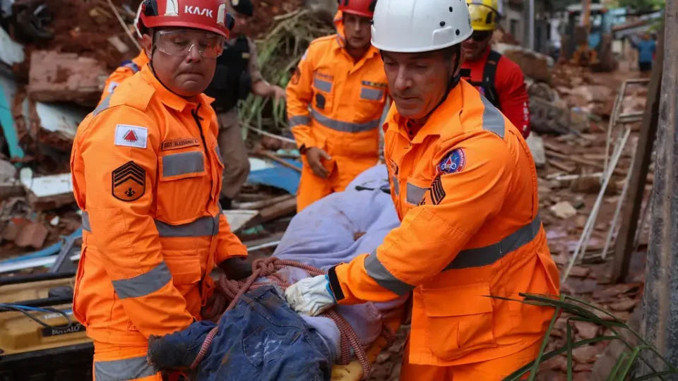 Número de mortos por temporais chega a 59 em MG; resgates atuam com oito frentes