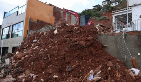 Moradores desalojados de Juiz de Fora vivem incerteza de retorno um mês após chuvas