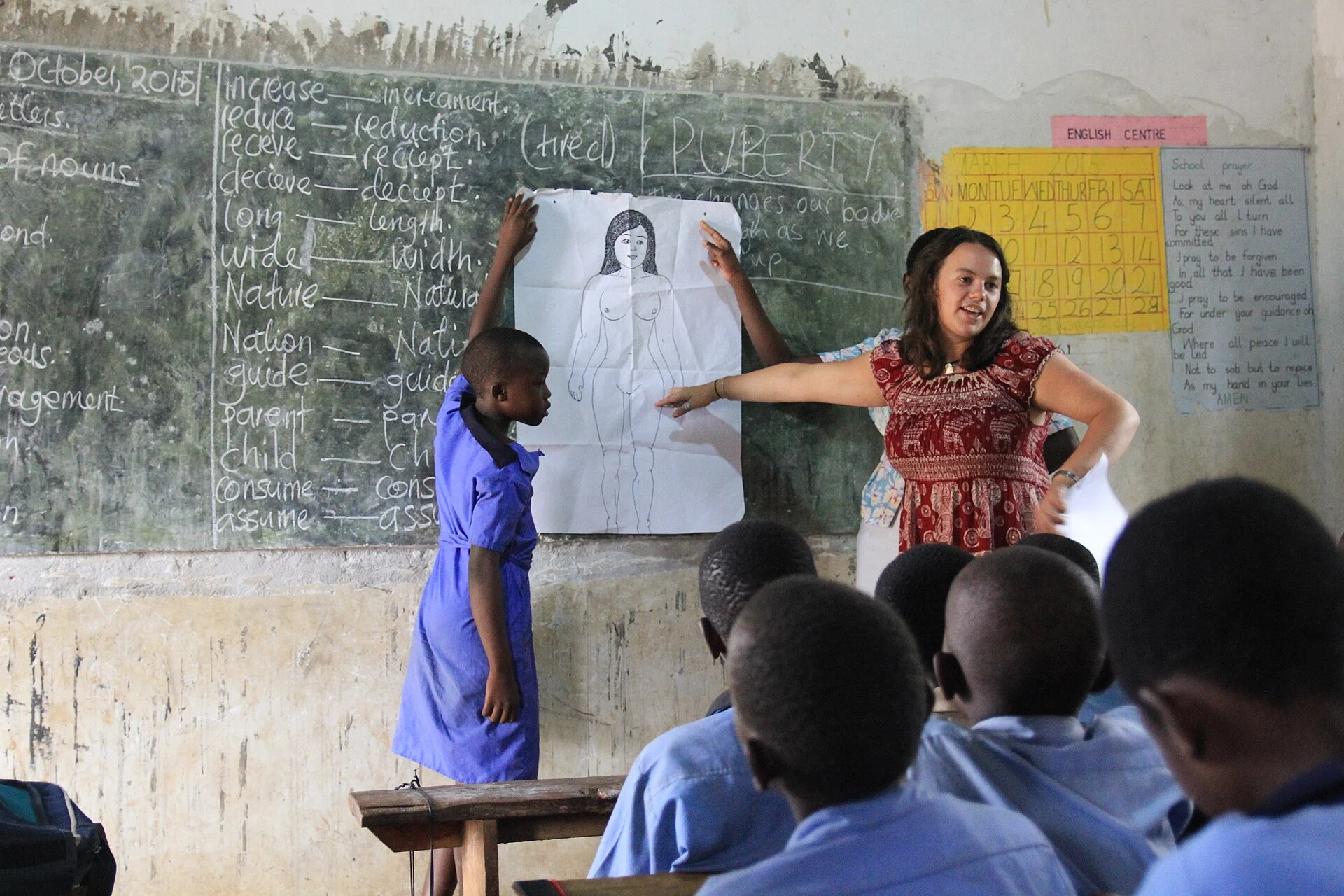 Uma voluntária (da Restless Development ICS) dá uma aula sobre saúde sexual e reprodutiva aqui em Uganda, explicando o que é puberdade para uma turma de alunos do 4º ano.