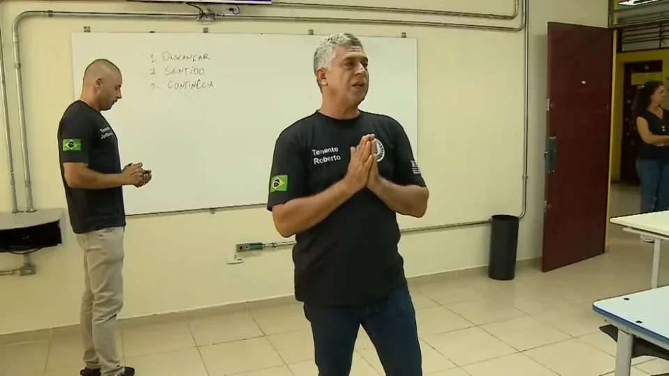 ‘Descançar’: monitor erra grafia de comandos na estreia de escola cívico-militar em SP