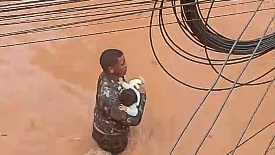 “Eu só fui”: ex-soldado salva criança de inundação em Juiz de Fora