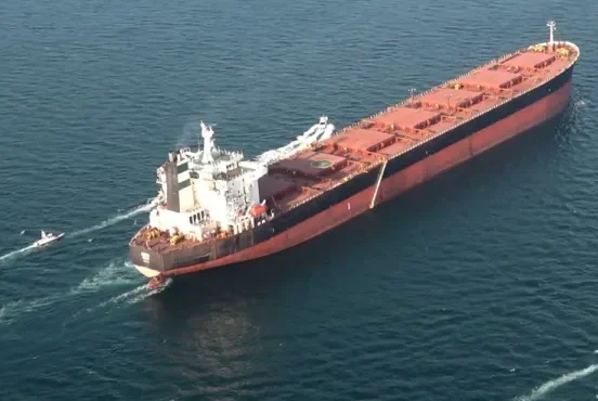 <em>Uma foto divulgada pela Guarda Revolucionária Islâmica do Irã (IRGC) mostra barcos manobrando em torno de uma embarcação durante um exercício militar no Estreito de Ormuz [Arquivo: Divulgação/Sepah News via AFP]</em>