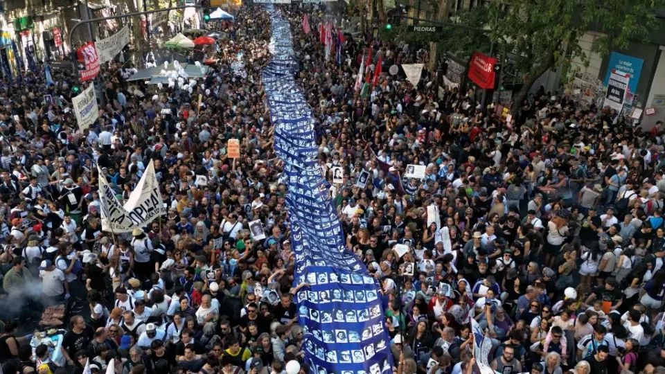 Argentina: Em marcha histórica, multidão exige memória, verdade e justiça nos 50 anos do golpe militar