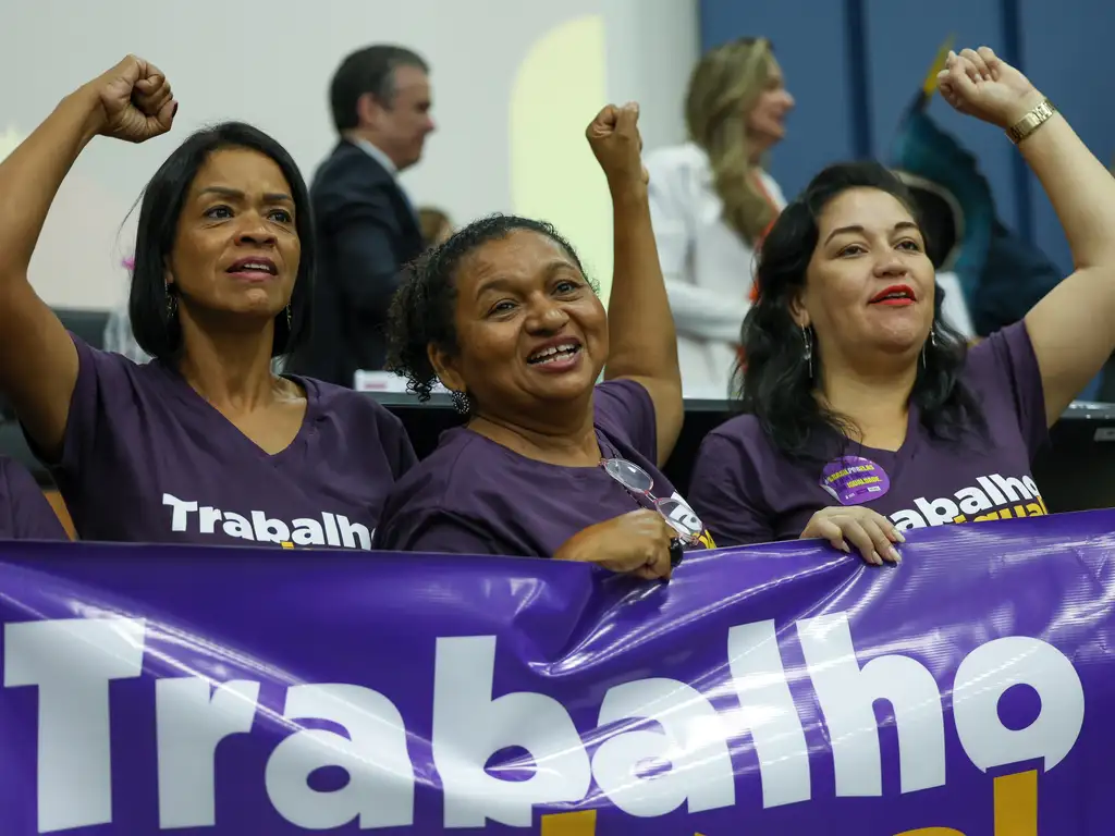 Brasília, DF 19/03/2024 A Ministra das Mulheres, Cida Gonçalves, da Igualdade Racial, Anielle Franco, e o ministro da Pesca e Aquicultura, André de Paula, durante o lançamento do Plano de Ação do Pacto Nacional de Prevenção aos Feminicídios e Programa Asas pro Futuro no evento Março das Mulheres: O #BrasilporElas no enfrentamento à misoginia e na promoção da igualdade. Foto: Fabio Rodrigues-Pozzebom/ Agência Brasil