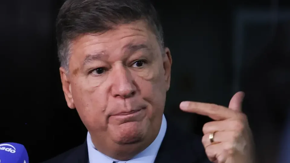 Dino questiona presidente da CPMI do INSS por repasses para a Lagoinha