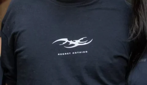 Renner recolhe blusa ‘regret nothing’, usada por réu de estupro coletivo ao se entregar