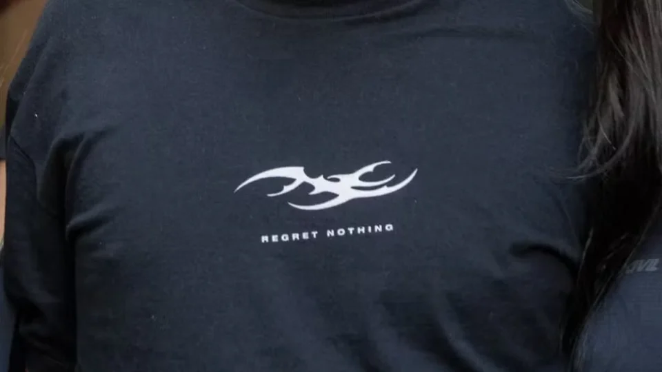 Renner recolhe blusa ‘regret nothing’, usada por réu de estupro coletivo ao se entregar