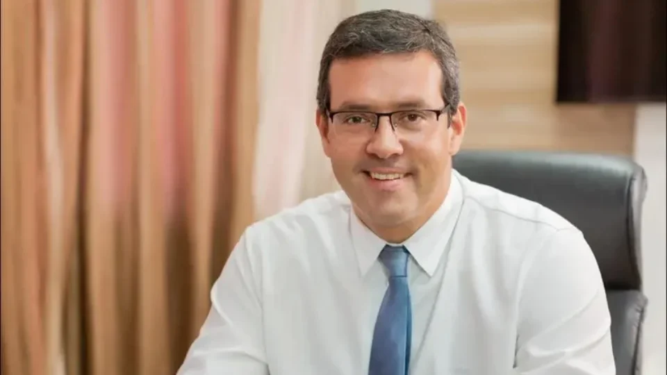Flávio Dino afasta prefeito de Macapá e decisão cita empresa ligada à primeira-dama