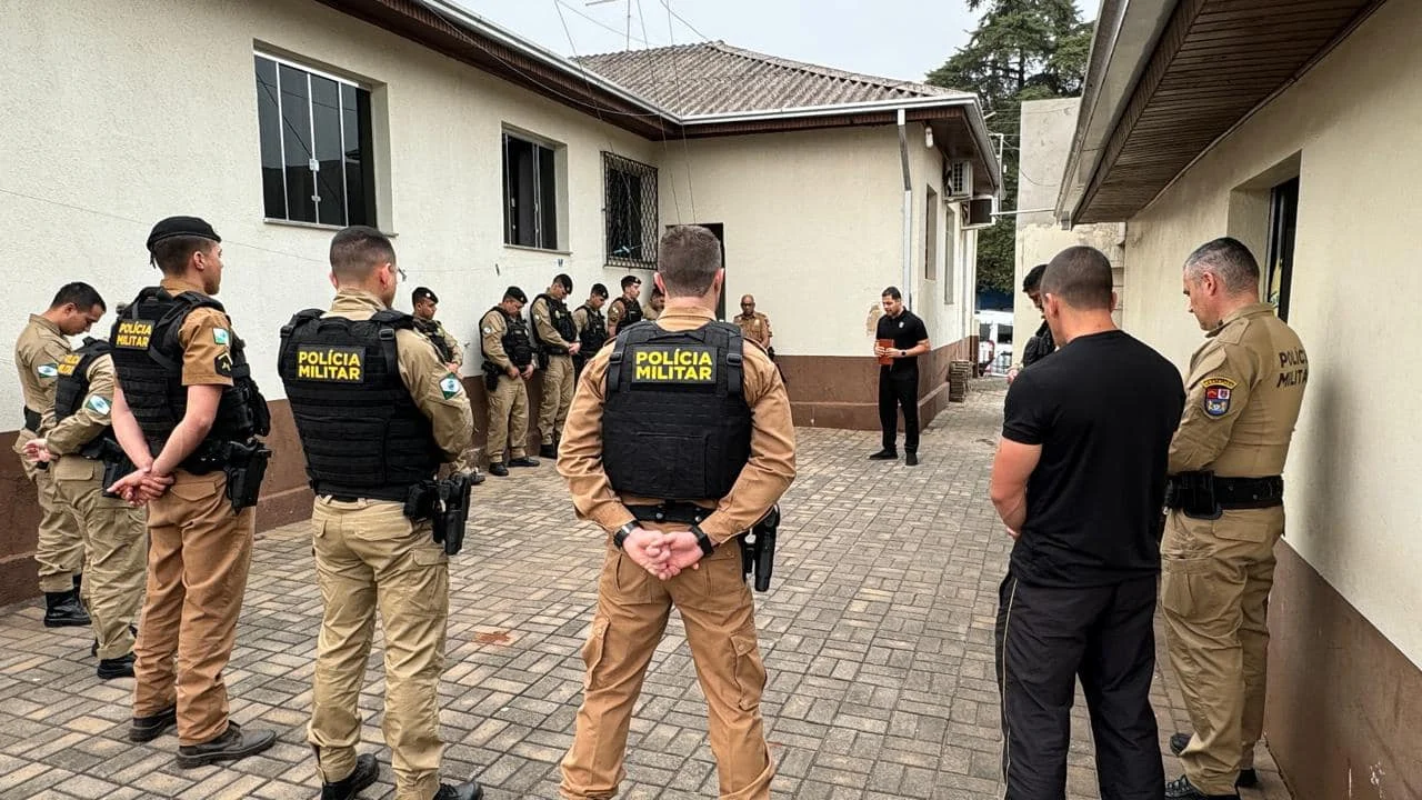 Políciais reunidos para momento de oração promovido pela IURD. Foto: Reprodução Facebook UFP-PR