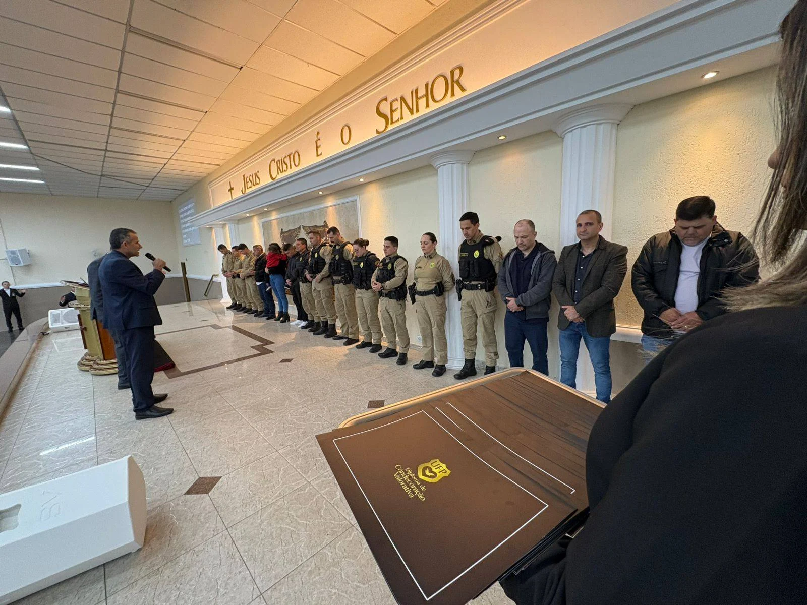PMs participam de ato na sede da Igreja Universal. Foto: Reprodução Facebook UFP-PR