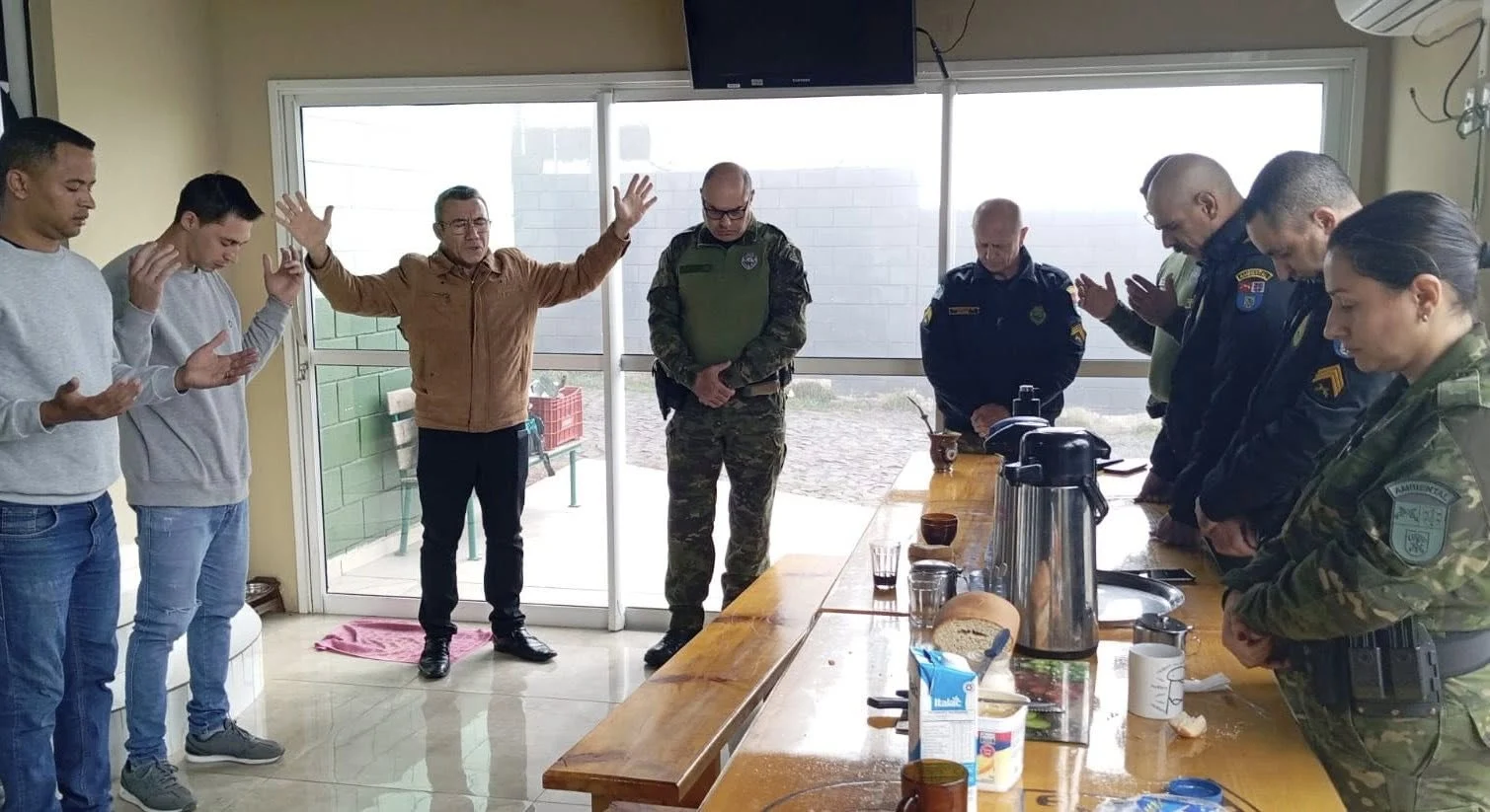 Orações e entrega de bíblias fazem parte da rotina dos quartéis. Foto: Reprodução Facebook UFP-PR