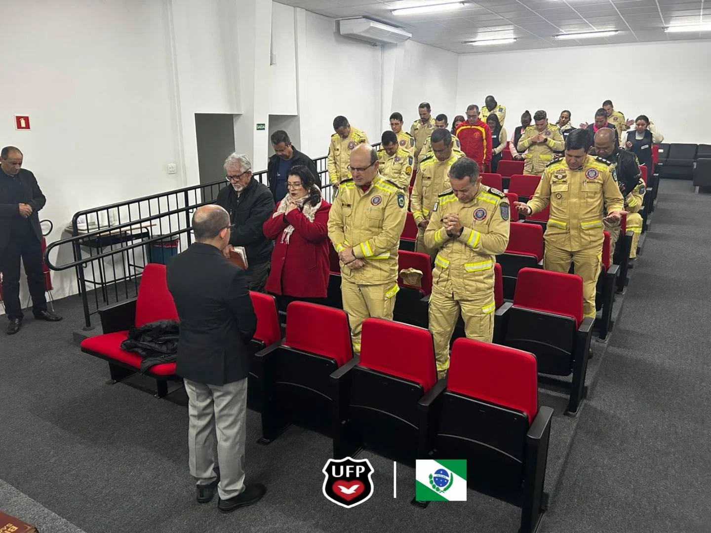 Pastor Alessandro Pereira durante culto em quartel do Corpo de Bombeiros do Paraná. Foto: Reprodução Facebook UFP-PR