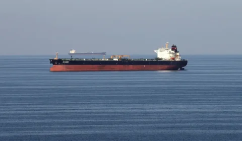 Petróleo dispara com escalada entre EUA e Irã e reacende temor sobre oferta global