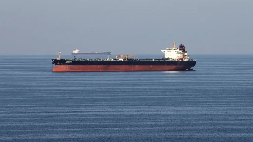 Petróleo dispara com escalada entre EUA e Irã e reacende temor sobre oferta global