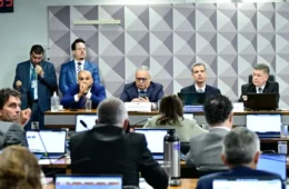 Relatório paralelo da CPMI do INSS pede indiciamento de 130 e aponta fraude bilionária