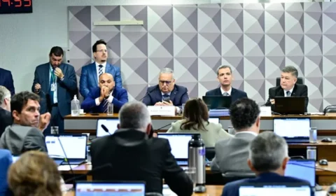 Relatório paralelo da CPMI do INSS pede indiciamento de 130 e aponta fraude bilionária