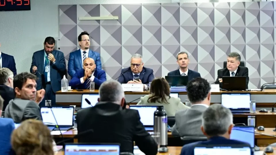 Relatório paralelo da CPMI do INSS pede indiciamento de 130 e aponta fraude bilionária