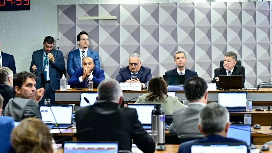 Relatório paralelo da CPMI do INSS pede indiciamento de 130 e aponta fraude bilionária