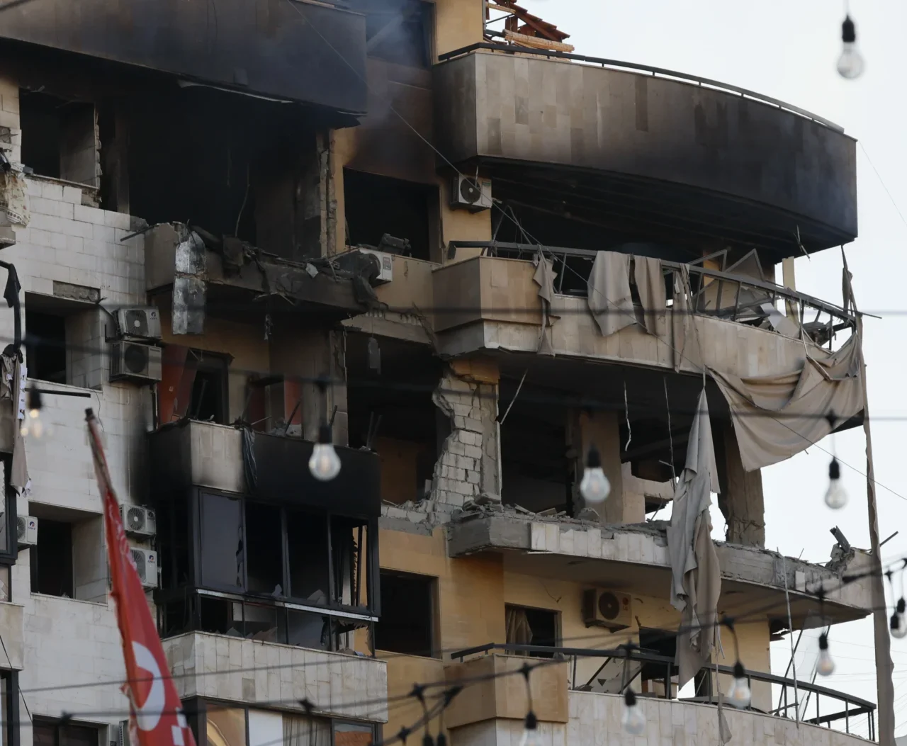 Prédio bombardeado no Líbano. Agência Efe/Folhapress