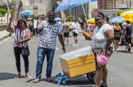 Queda do monopólio da Ambev foi decisiva para lucro dos ambulantes no Carnaval de BH