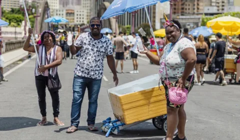Queda do monopólio da Ambev foi decisiva para lucro dos ambulantes no Carnaval de BH
