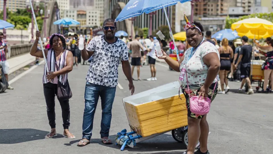 Queda do monopólio da Ambev foi decisiva para lucro dos ambulantes no Carnaval de BH