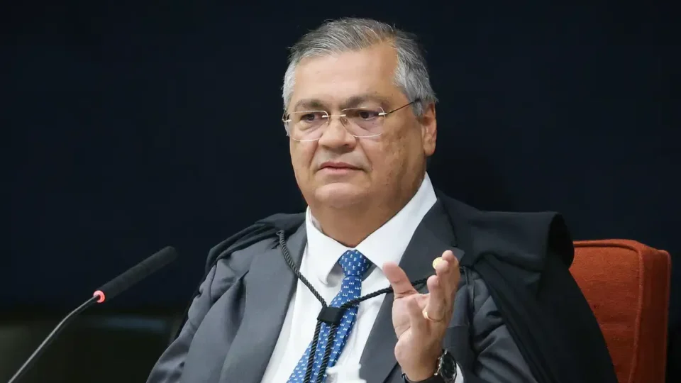Dino questiona possível uso de emendas parlamentares em filme sobre Bolsonaro