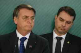 Moraes suspende visitas de Flávio e cobra explicações de Bolsonaro