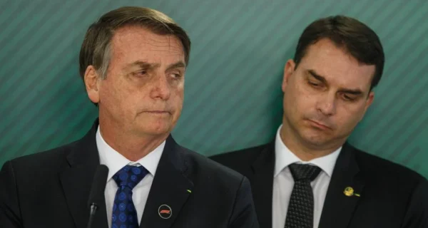 Moraes suspende visitas de Flávio e cobra explicações de Bolsonaro
