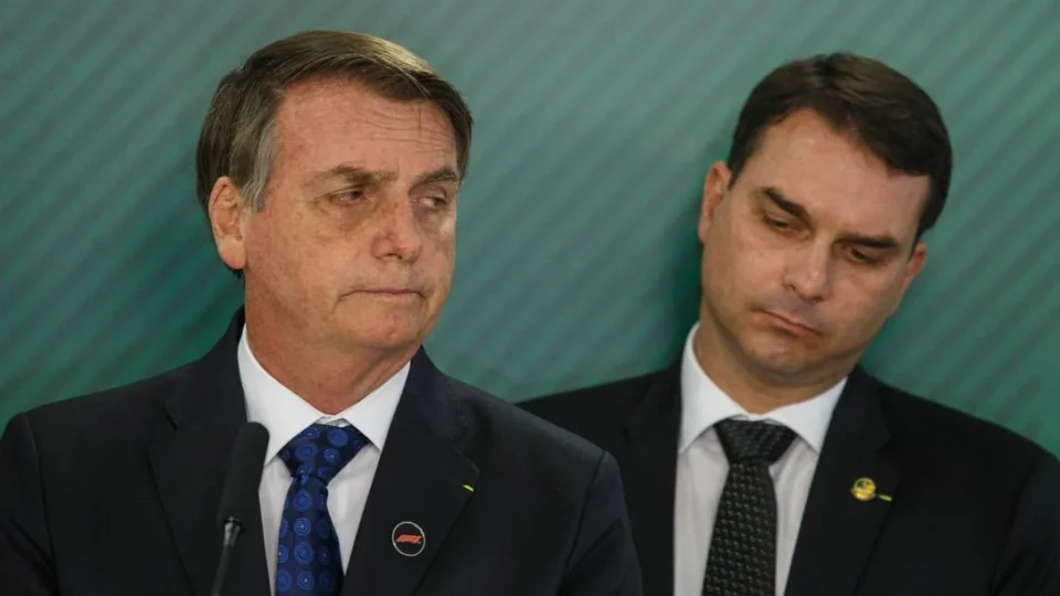 Na prisão, Bolsonaro diz ter medo de ataque a Flávio e reclama de isolamento político
