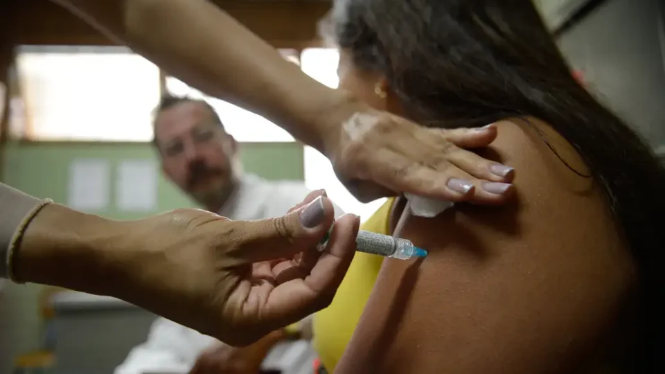 O que fazer se você tomou a vacina da dengue do Butantan suspensa pelo SUS