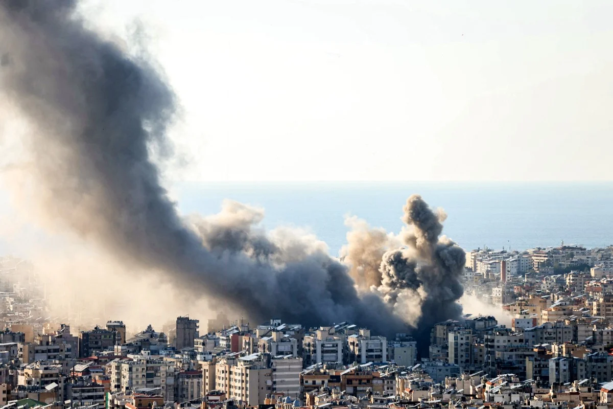 A guerra iniciada pelos Estados Unidos e Israel contra o Irã se espalhou pelo Oriente Médio em 2 de março, com o Hezbollah libanês entrando no conflito e uma base aérea britânica no Chipre sendo alvo de ataques A guerra iniciada pelos Estados Unidos e Israel contra o Irã se espalhou pelo Oriente Médio em 2 de março, com o Hezbollah libanês entrando no conflito e uma base aérea britânica no Chipre sendo alvo de ataques