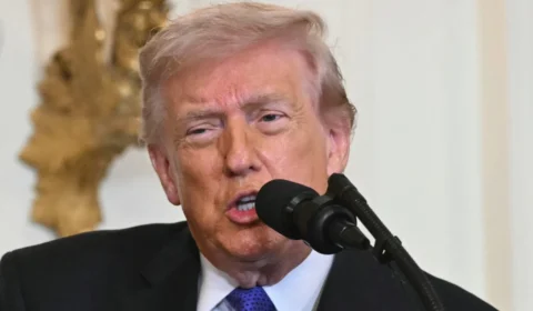 Gasolina nos EUA ultrapassa US$ 4 por galão, maior valor desde 2022
