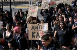 Estudantes protestam contra medidas neoliberais de Kast no Chile