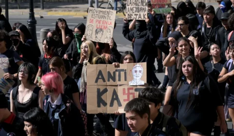 Estudantes protestam contra medidas neoliberais de Kast no Chile