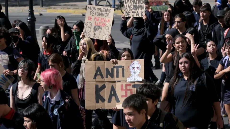 Estudantes protestam contra medidas neoliberais de Kast no Chile