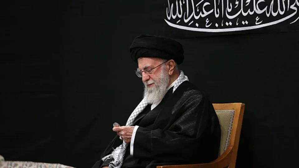 Quem era Ali Khamenei, o implacável líder supremo do Irã