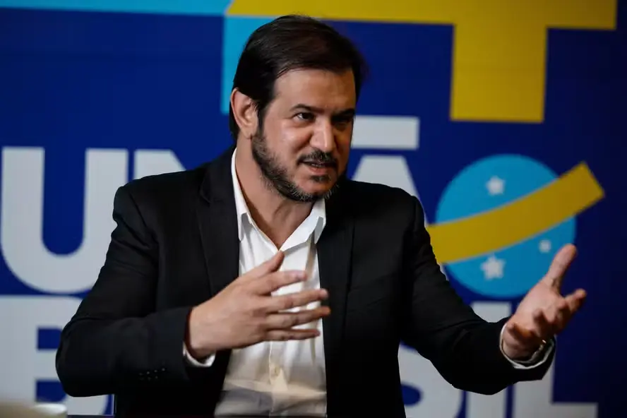 O presidente do União Brasil, Antonio Rueda foi apontado por empresários como proprietário e aeronaves vinculadas à TAP. Rueda afirmou nunca ter sido proprietário “direta ou indiretamente, de qualquer aeronave”. Foto: Brenno Carvalho / Agência O Globo