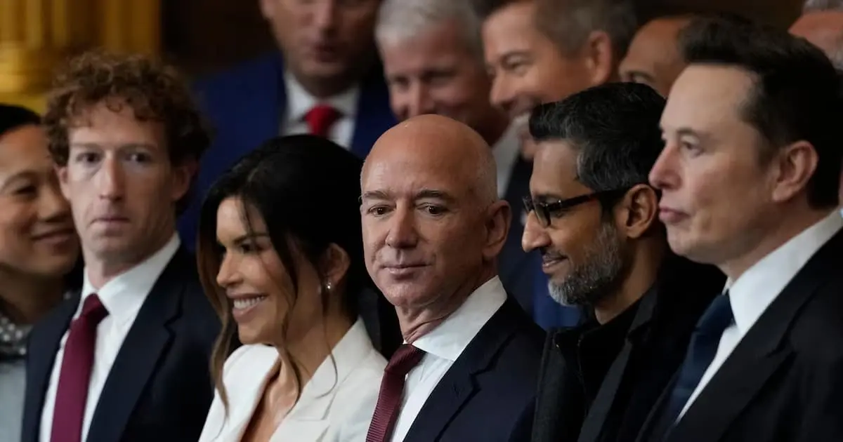 Na cerimônia de posse de Donald Trump, no início de 2025, participaram os maiores representantes de empresas de tecnologia como Meta, Amazon e Alphabet.