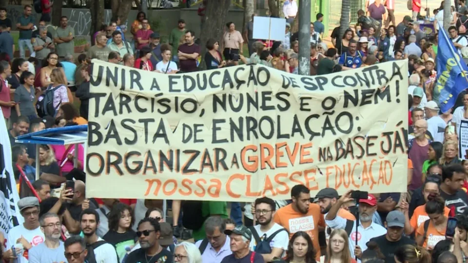 Vereadores aprovam reajuste proposto por Nunes, mas professores mantêm greve