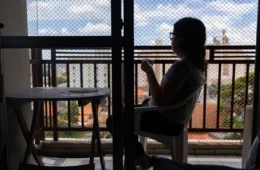 INSS perdeu 56% dos servidores e lida com onda de burnout enquanto fila de pedidos explode