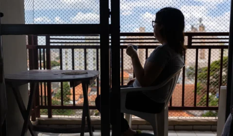INSS perdeu 56% dos servidores e lida com onda de burnout enquanto fila de pedidos explode