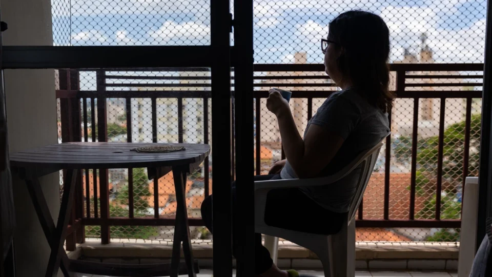 INSS perdeu 56% dos servidores e lida com onda de burnout enquanto fila de pedidos explode