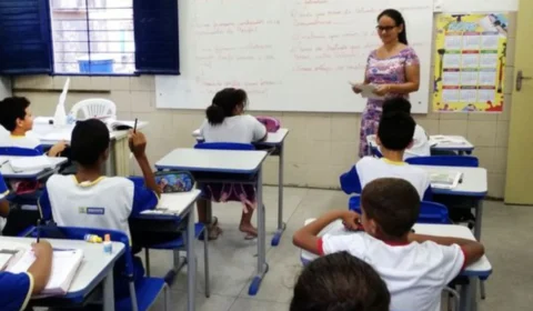 Quando a crise é projeto: a educação brasileira em disputa