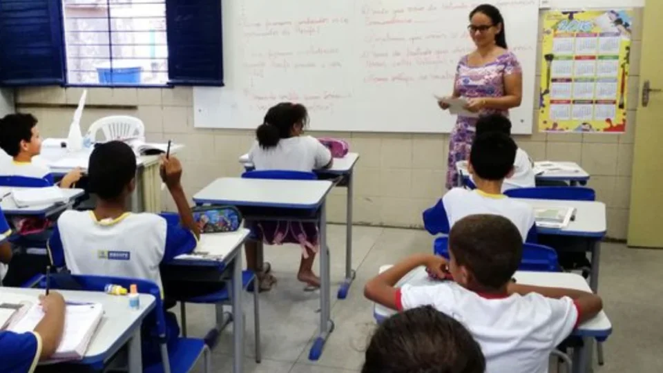 Quando a crise é projeto: a educação brasileira em disputa