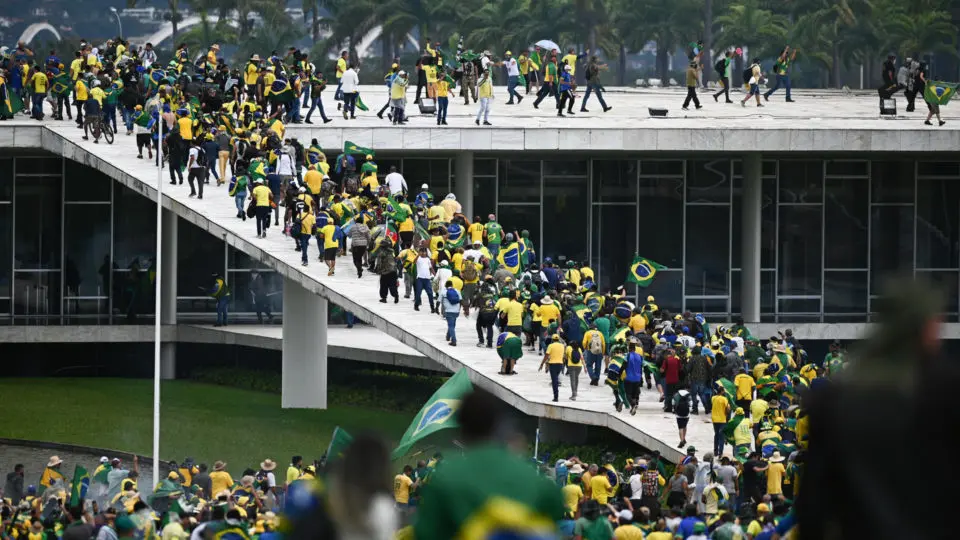 STF deve reduzir penas mesmo após Moraes suspender lei em casos do 8/1