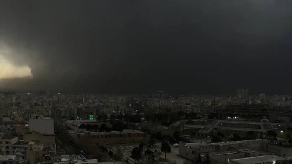 Por que o dia virou noite no Irã e explosões geraram alerta de chuva ácida