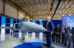 Lula batiza primeiro caça Gripen produzido no Brasil